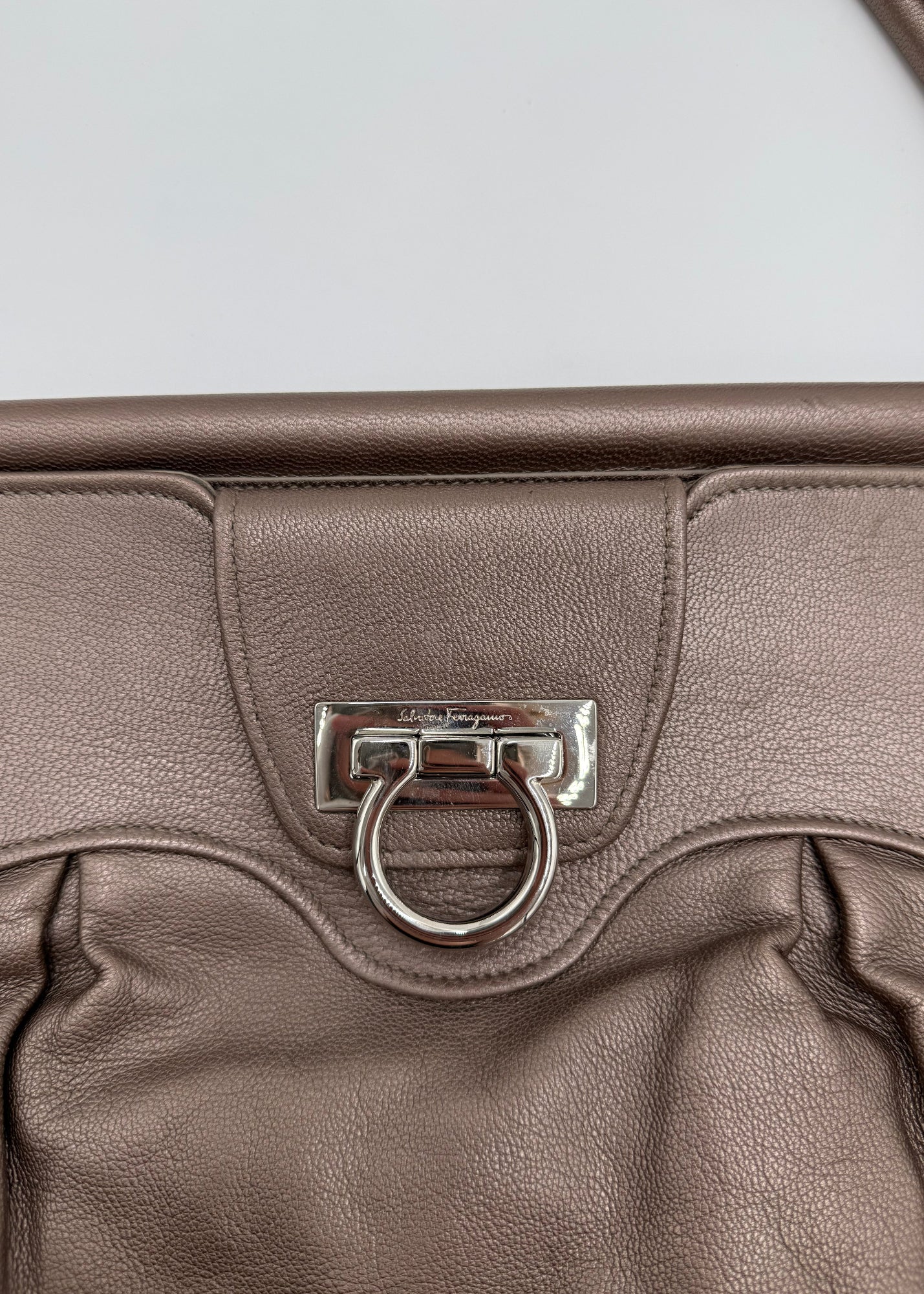 Salvatore Ferragamo Borsa a Spalla in Pelle Taupe Metallizzata Grande