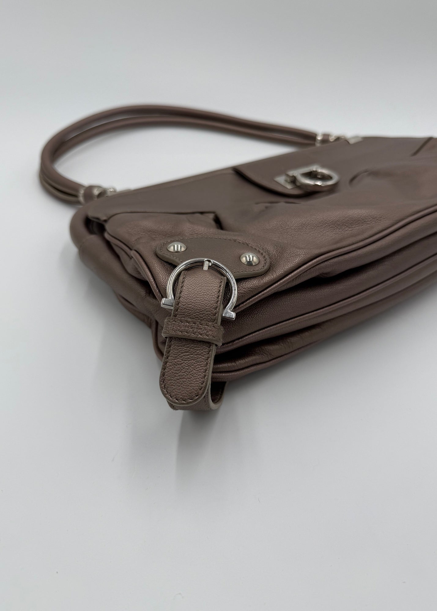 Salvatore Ferragamo Borsa a Spalla in Pelle Taupe Metallizzata Grande