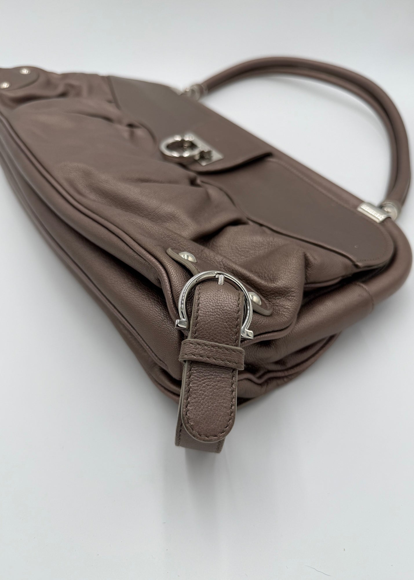 Salvatore Ferragamo Borsa a Spalla in Pelle Taupe Metallizzata Grande