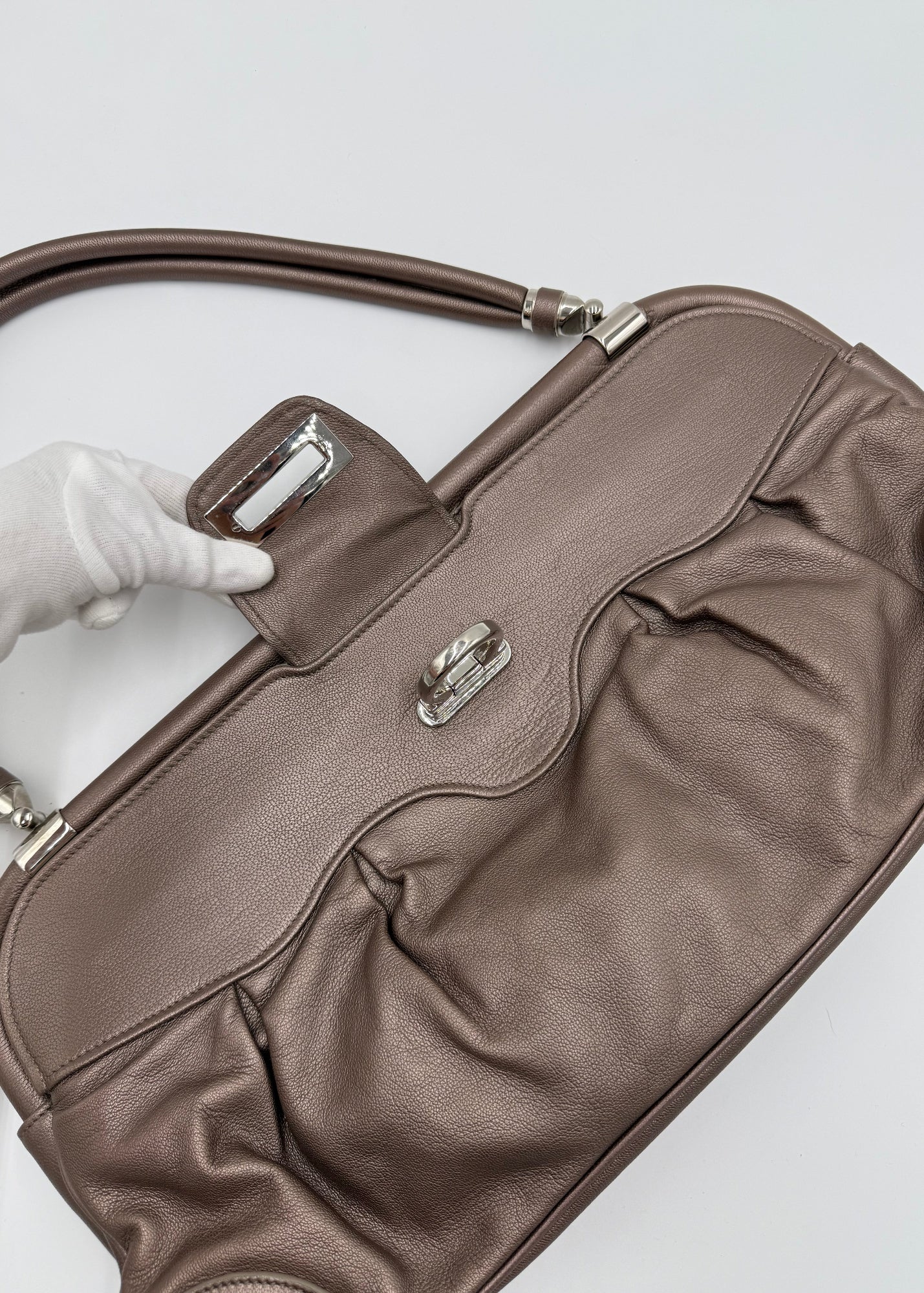 Salvatore Ferragamo Borsa a Spalla in Pelle Taupe Metallizzata Grande