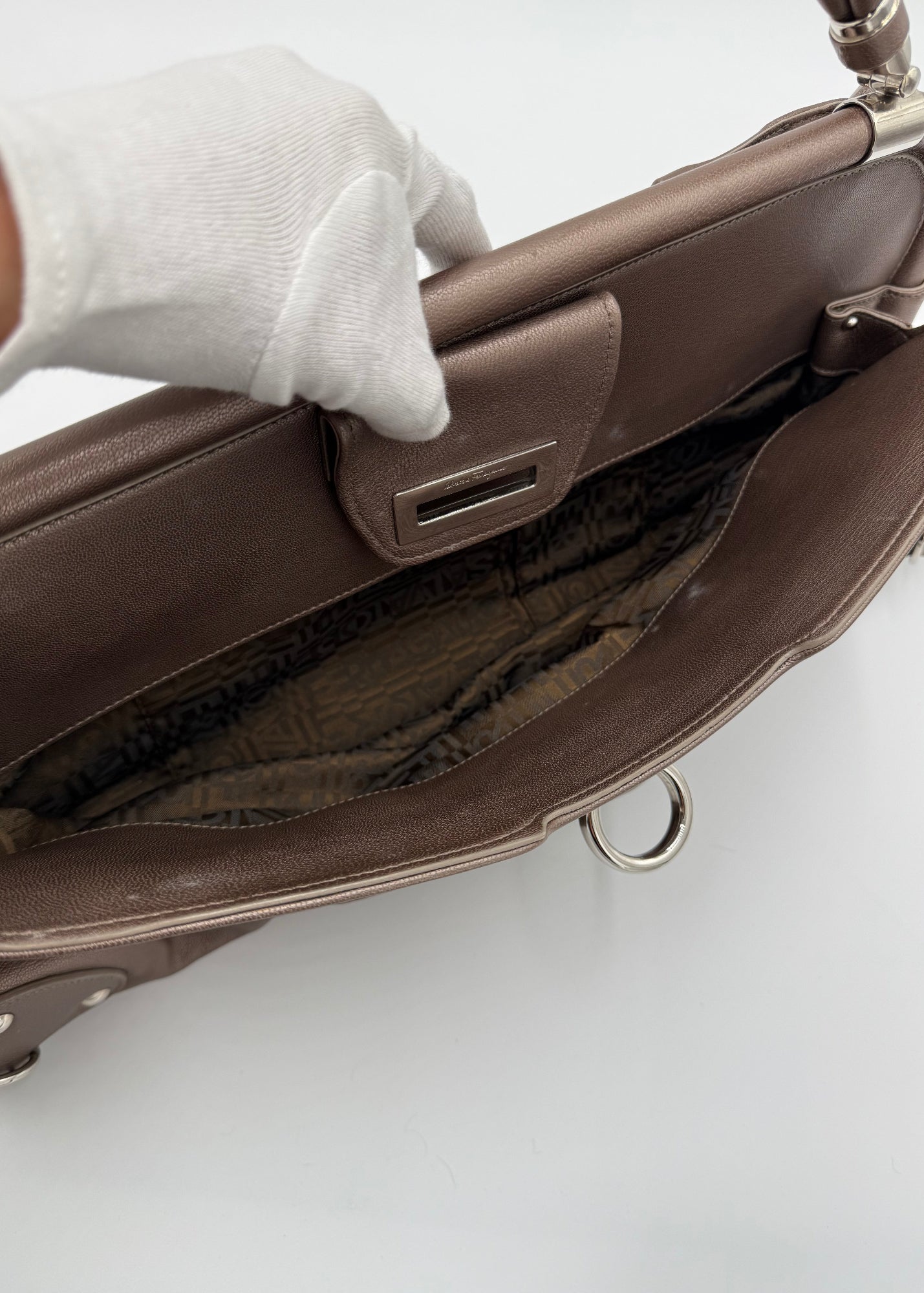 Salvatore Ferragamo Borsa a Spalla in Pelle Taupe Metallizzata Grande
