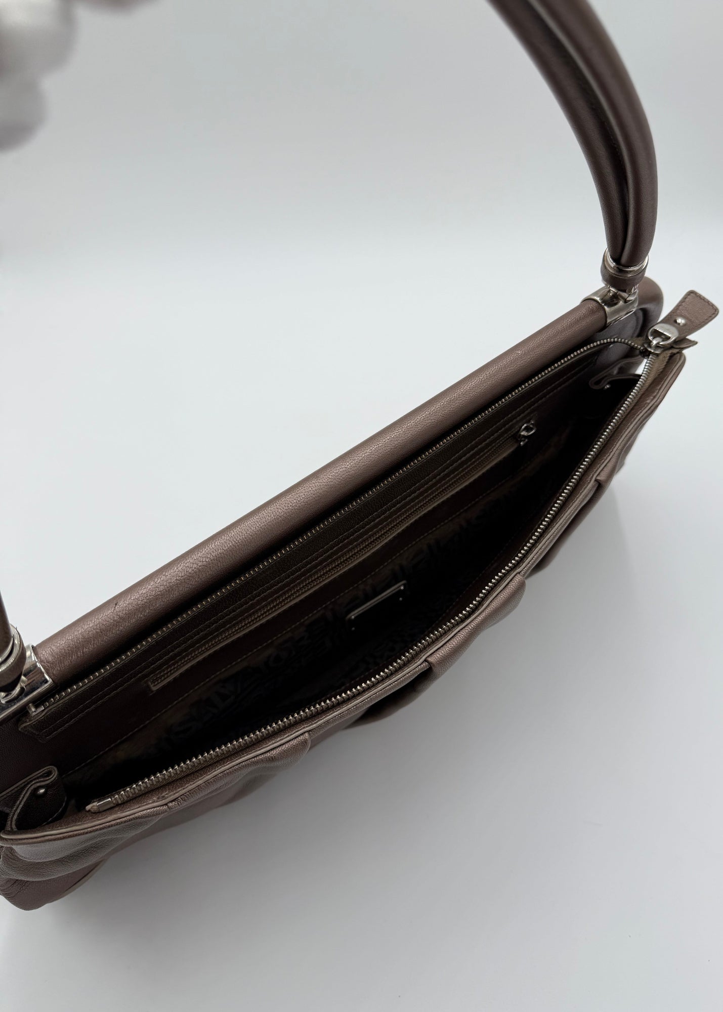 Salvatore Ferragamo Borsa a Spalla in Pelle Taupe Metallizzata Grande