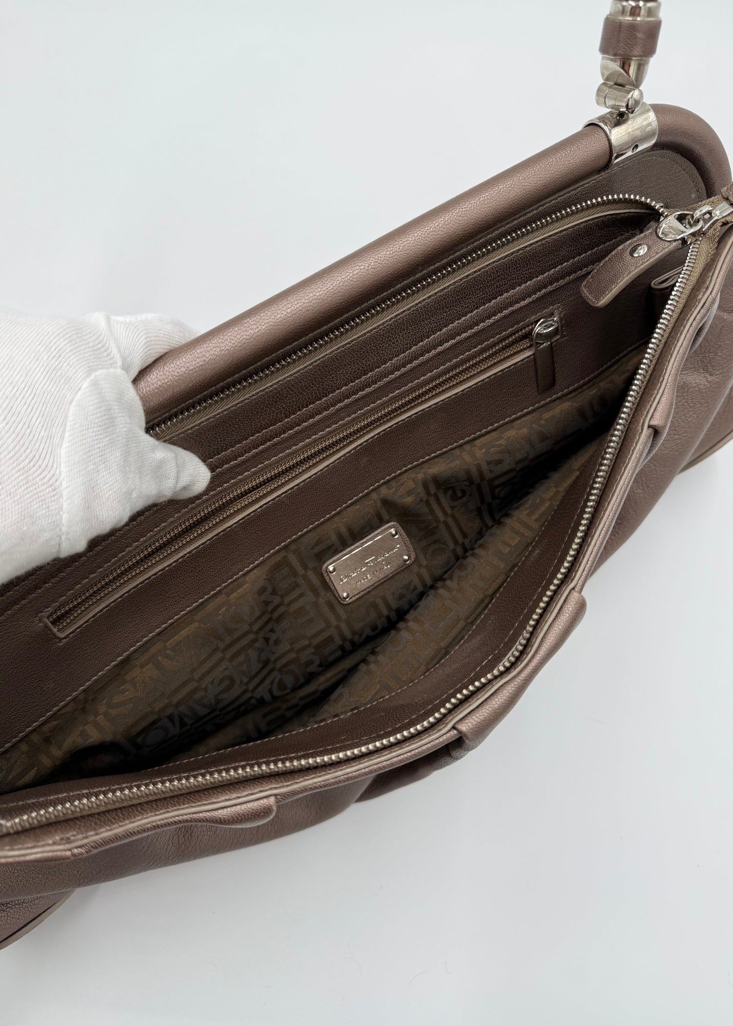Salvatore Ferragamo Borsa a Spalla in Pelle Taupe Metallizzata Grande